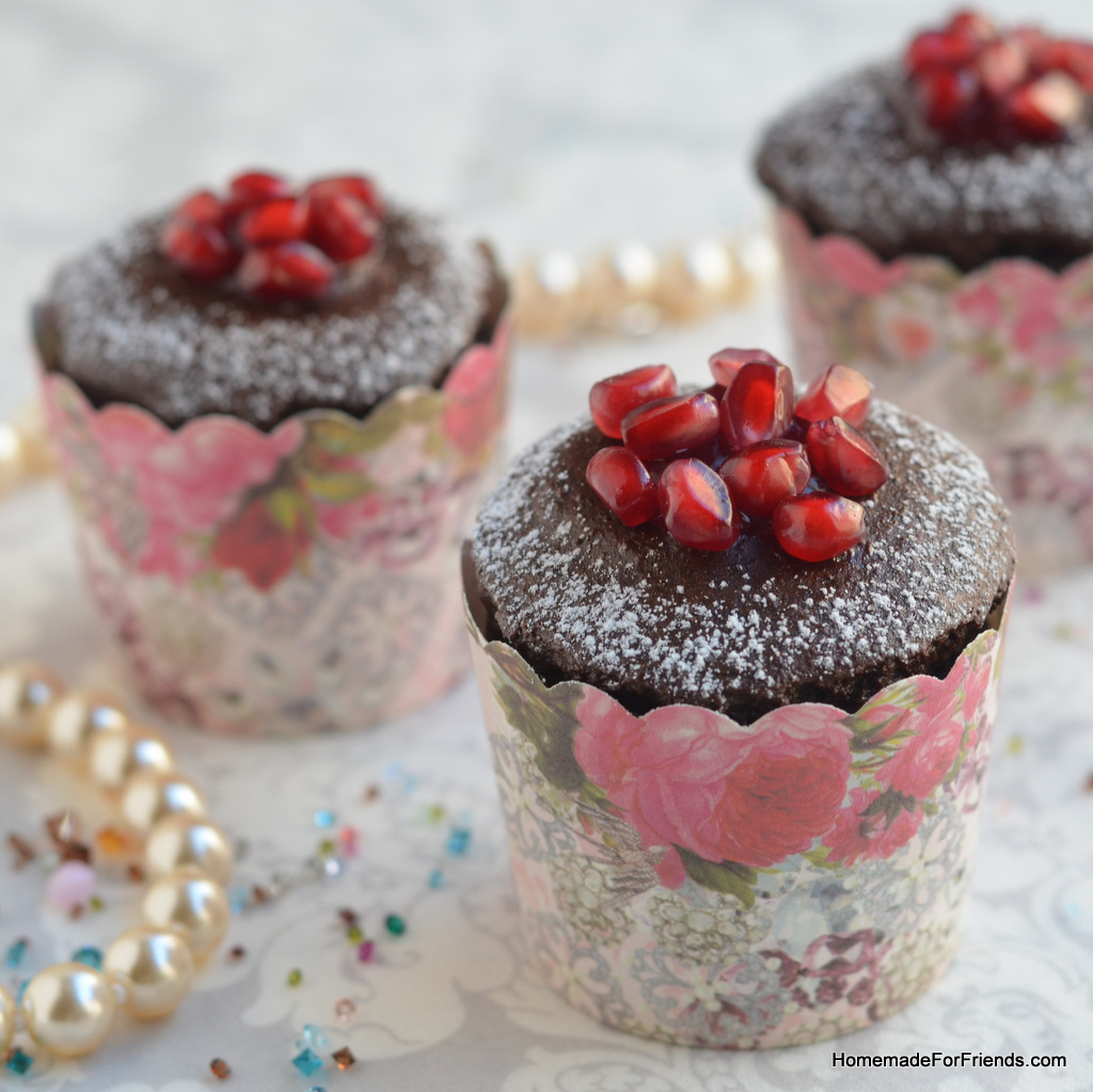 These chocolate cupcakes, made from quinoa, are filled with a juicy pomegranate filling: a real indulgence that you can enjoy without a lot of guilt!