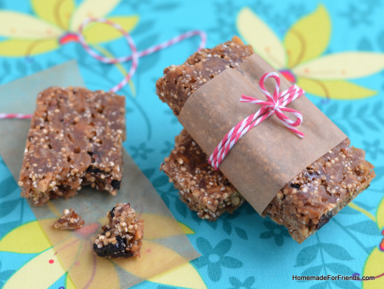 Get energized by healthy superfoods like quinoa, chia, flax, almonds and blue berries with this recipe for homemade protein power bars! 