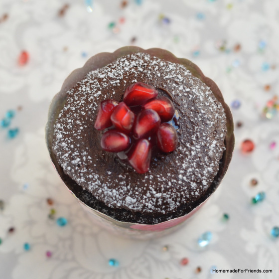 Dusting the top with confectioner's sugar is an easy way to decorate a cupcake.